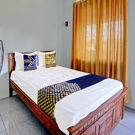 Spot On 91595 Sruni Syariah Hotel Gedangan Buitenkant foto