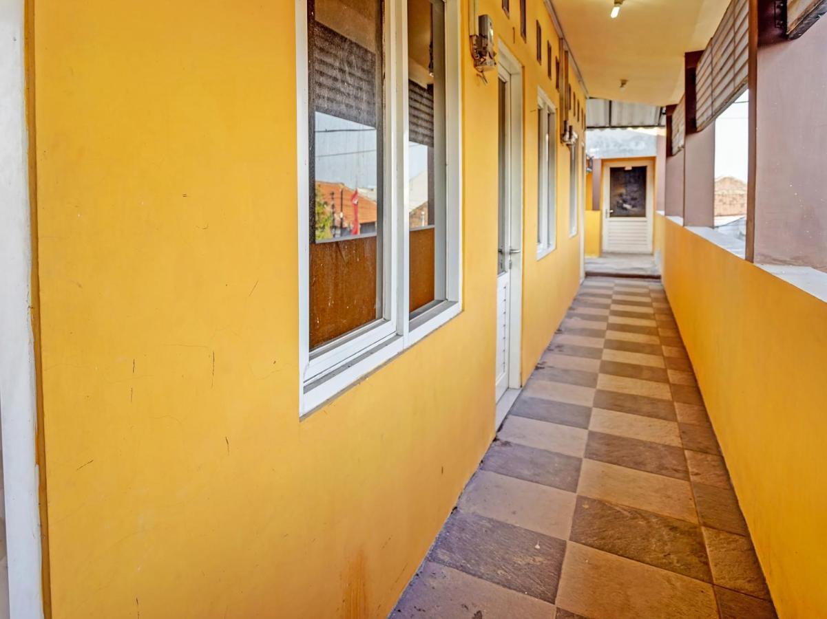 Spot On 91595 Sruni Syariah Hotel Gedangan Buitenkant foto