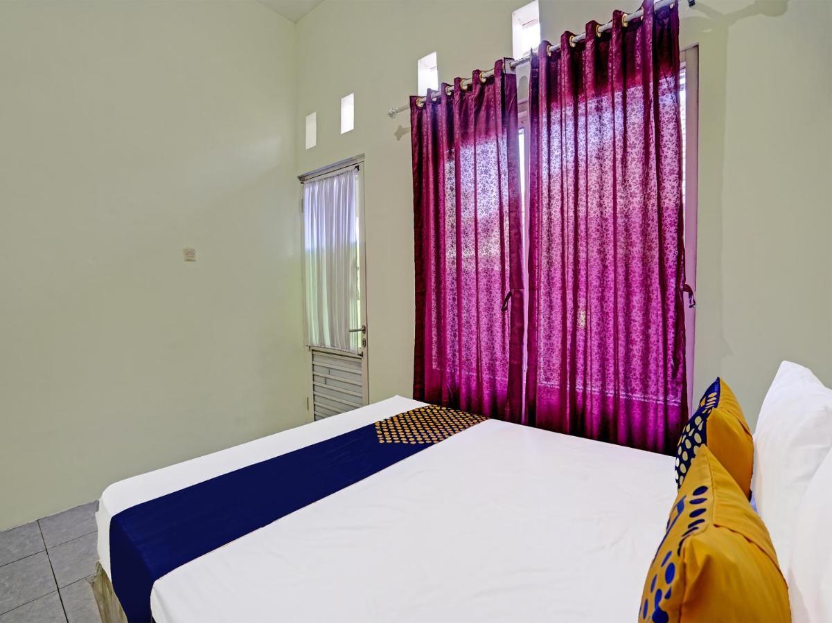 Spot On 91595 Sruni Syariah Hotel Gedangan Buitenkant foto