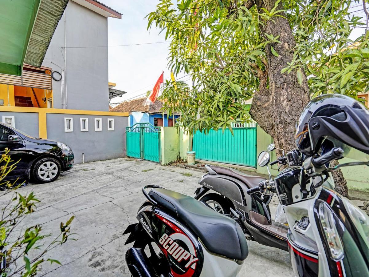 Spot On 91595 Sruni Syariah Hotel Gedangan Buitenkant foto