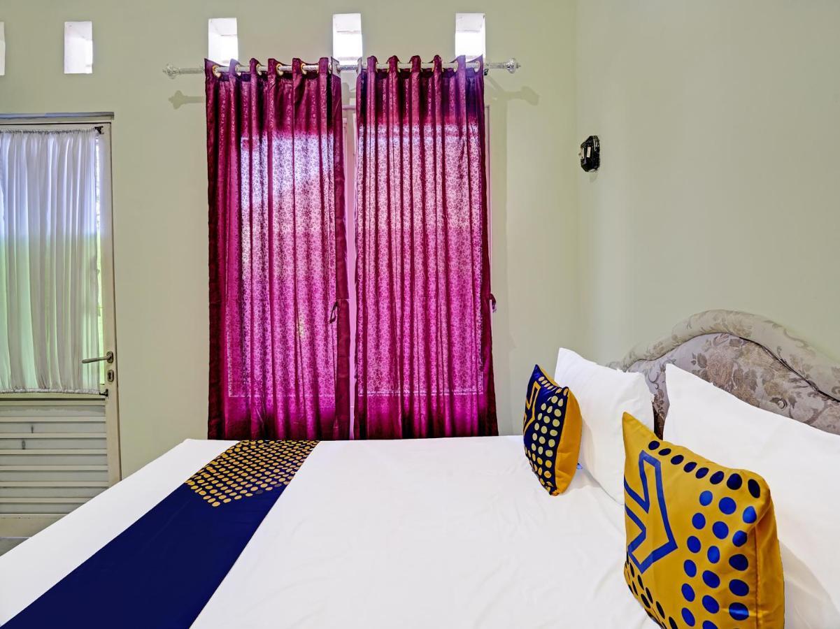 Spot On 91595 Sruni Syariah Hotel Gedangan Buitenkant foto