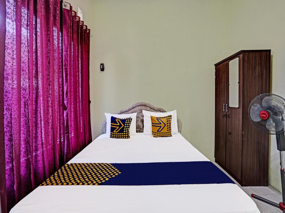 Spot On 91595 Sruni Syariah Hotel Gedangan Buitenkant foto