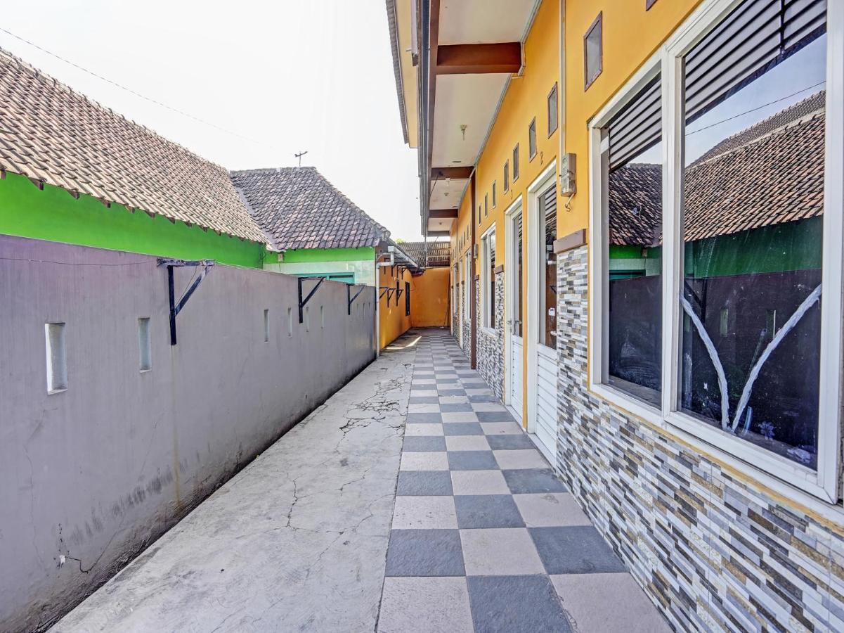 Spot On 91595 Sruni Syariah Hotel Gedangan Buitenkant foto