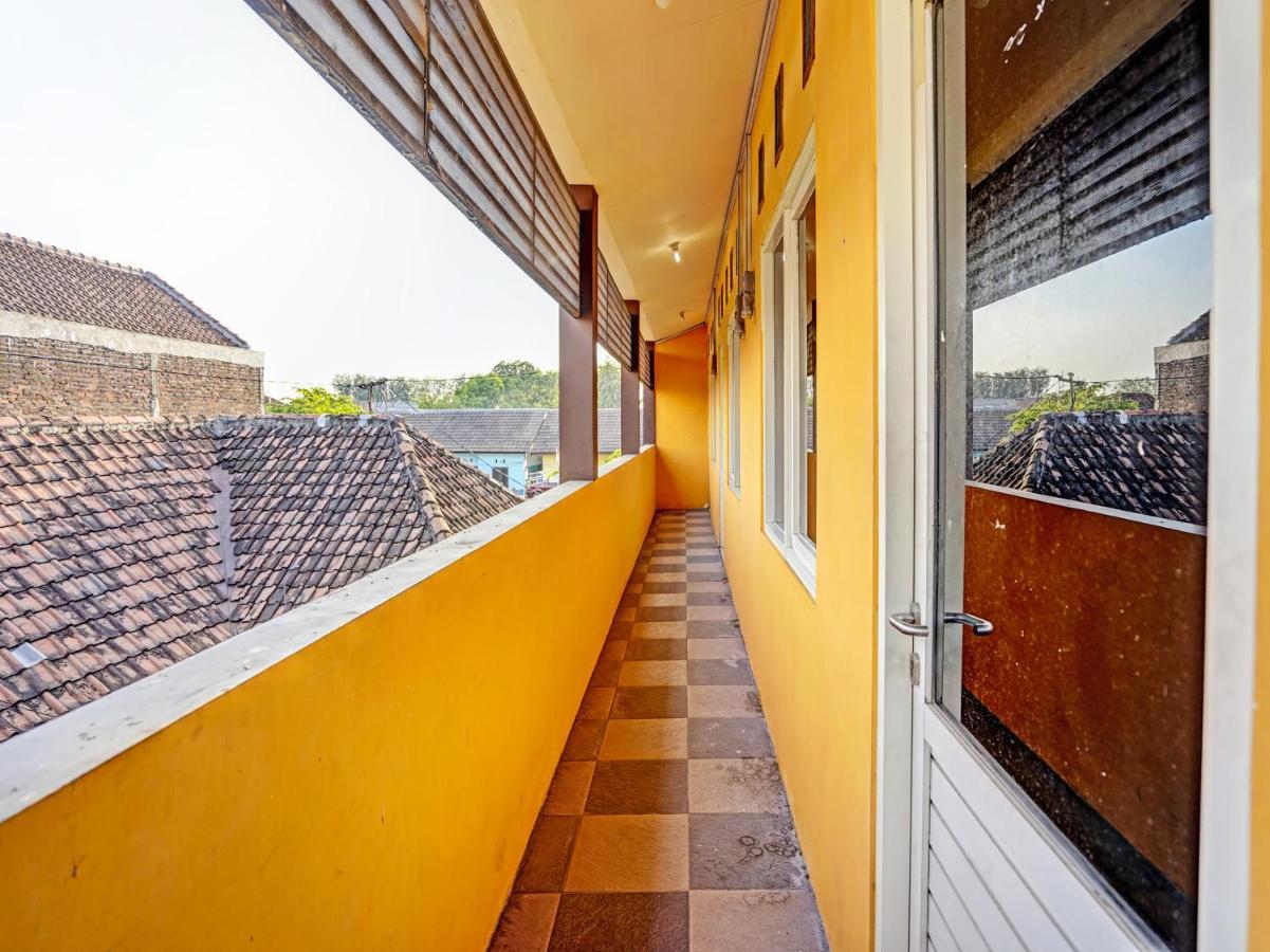 Spot On 91595 Sruni Syariah Hotel Gedangan Buitenkant foto