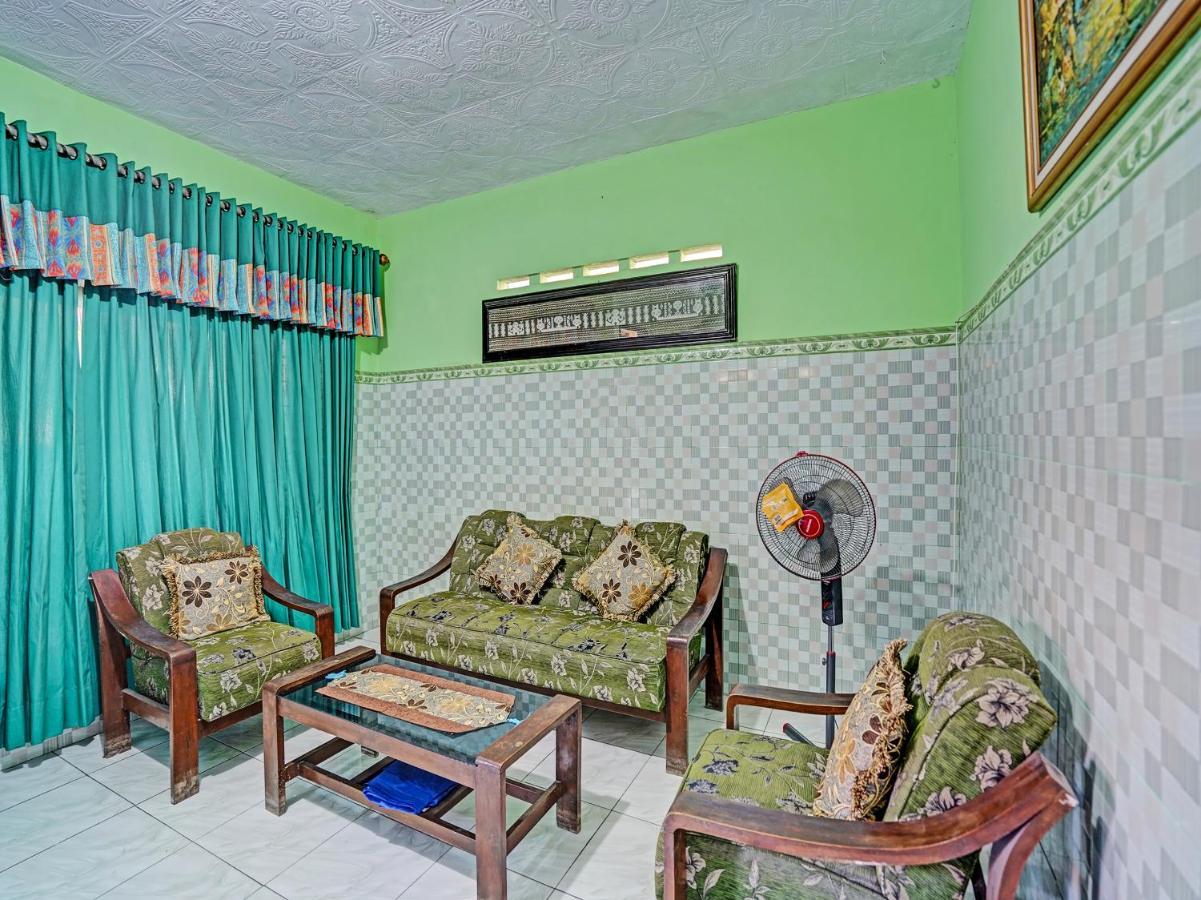 Spot On 91595 Sruni Syariah Hotel Gedangan Buitenkant foto