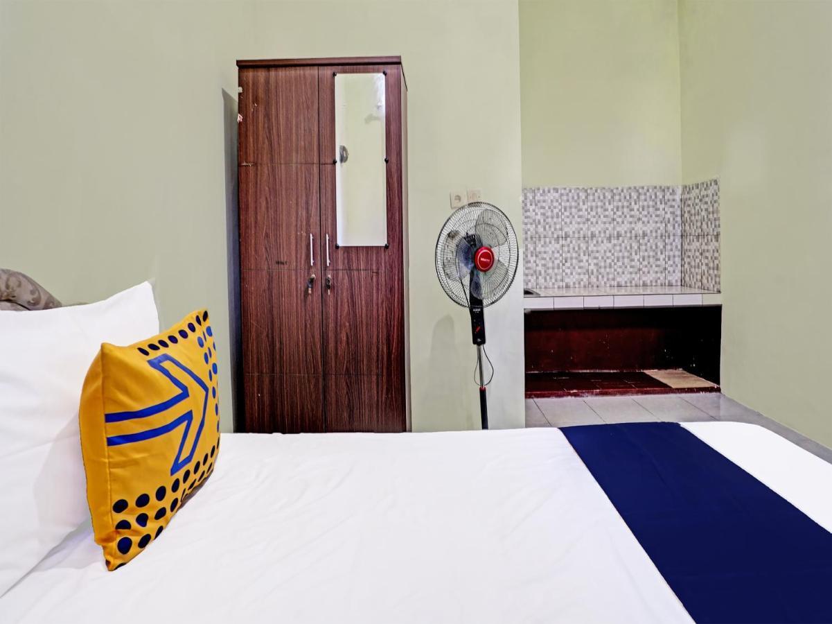 Spot On 91595 Sruni Syariah Hotel Gedangan Buitenkant foto