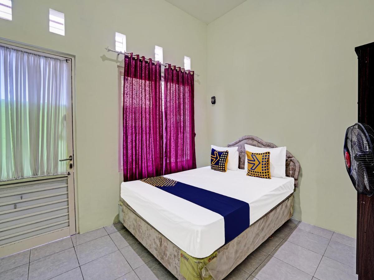Spot On 91595 Sruni Syariah Hotel Gedangan Buitenkant foto