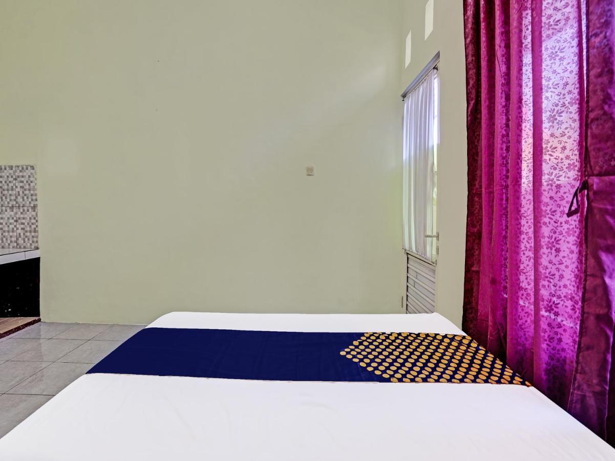 Spot On 91595 Sruni Syariah Hotel Gedangan Buitenkant foto