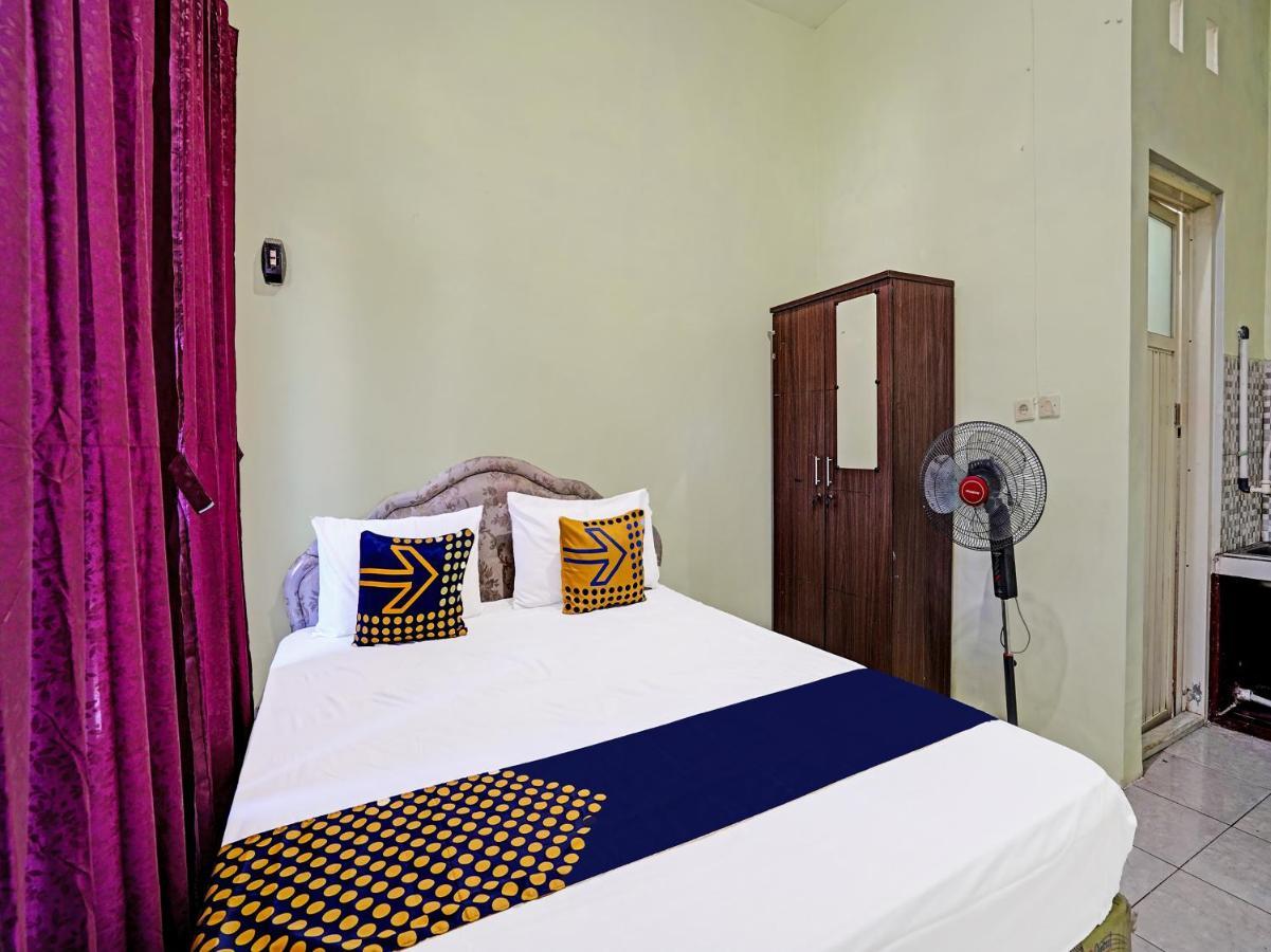 Spot On 91595 Sruni Syariah Hotel Gedangan Buitenkant foto